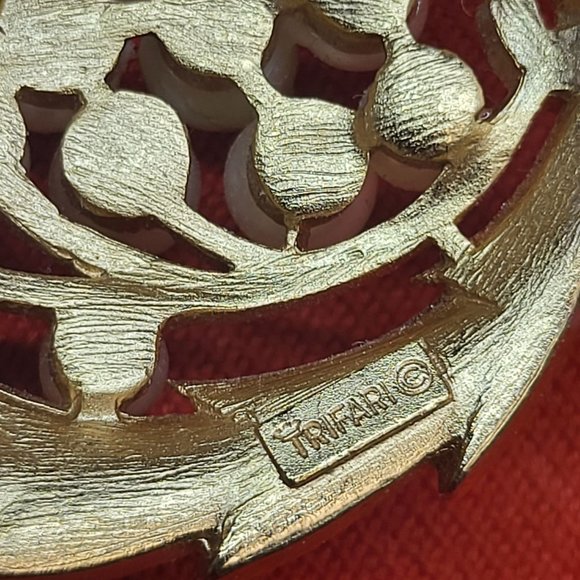 Vintage Trifari Gold Tone Faux Pearl Leaf Brooch Pin - Picture 6 of 10